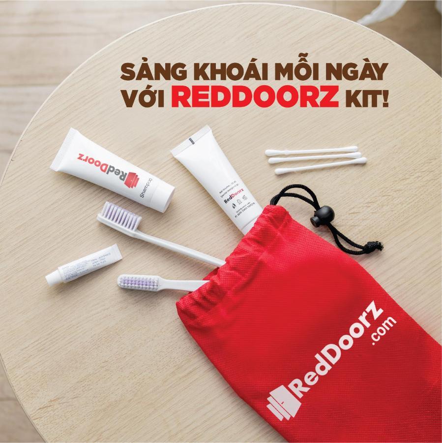 Отель Reddoorz Near Etown 4 Хошимин Экстерьер фото