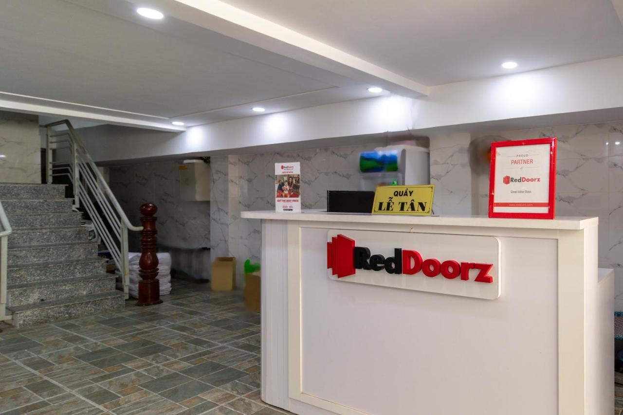 Отель Reddoorz Near Etown 4 Хошимин Экстерьер фото